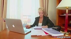 Az előkelő szöszke nő análisan maszturbál az irodában Thumb