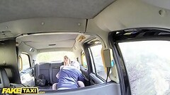 A laposdidkós szöszke hölgyike meséset fűrészel a taxisofőrrel Thumb